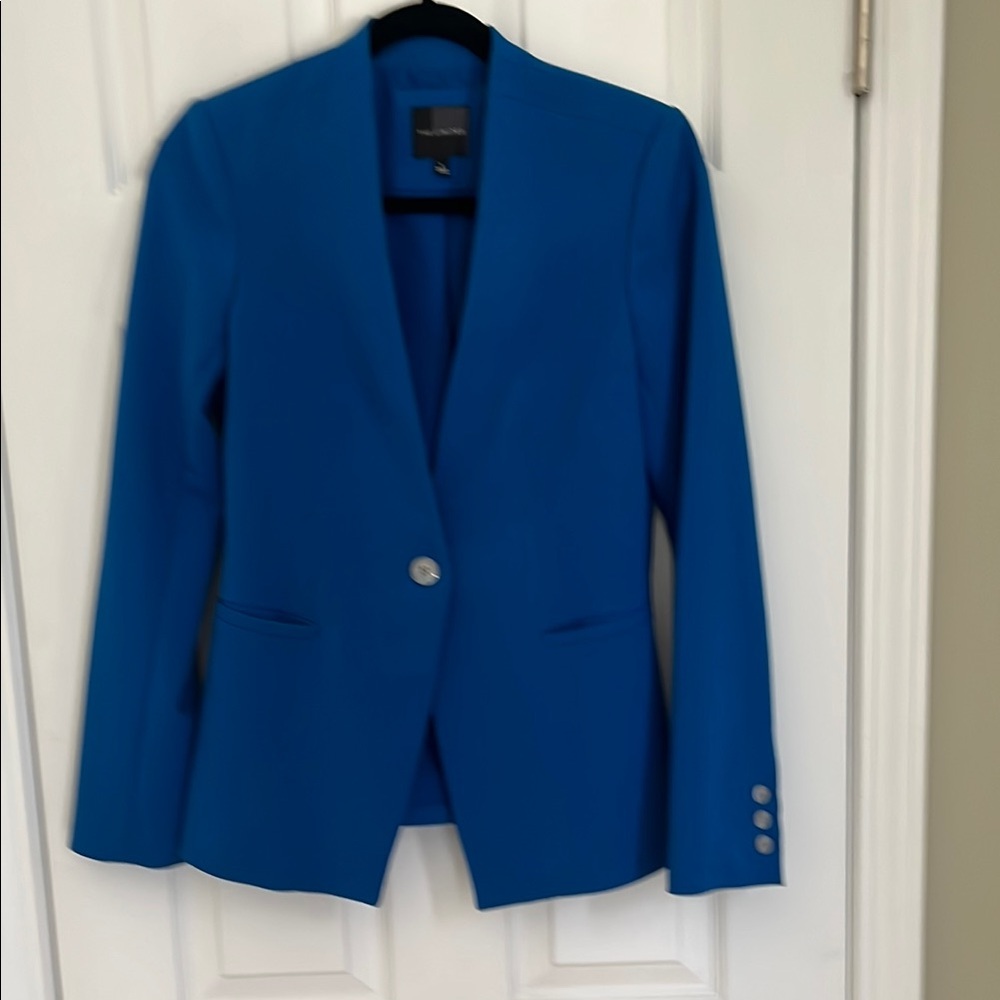 Limited collarless blazer